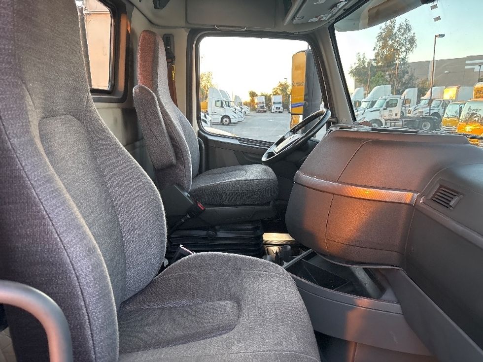 Day Cab Tractor-Heavy Duty Tractors-Volvo-2021-VNR64300-Fontana-CA-498,225\n\t\tmiles-$ 44,000 - Image 13