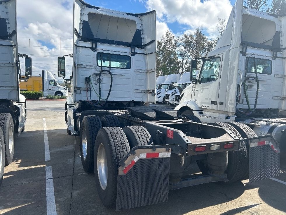 Day Cab Tractor-Heavy Duty Tractors-Volvo-2021-VNR64300-Fontana-CA-498,225\n\t\tmiles-$ 44,000 - Image 16