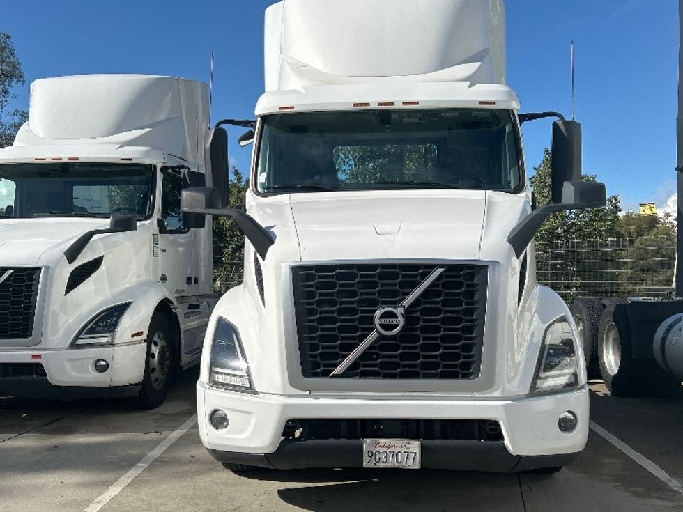 Day Cab Tractor-Heavy Duty Tractors-Volvo-2021-VNR64300-Fontana-CA-498,225\n\t\tmiles-$ 44,000 - Image 2