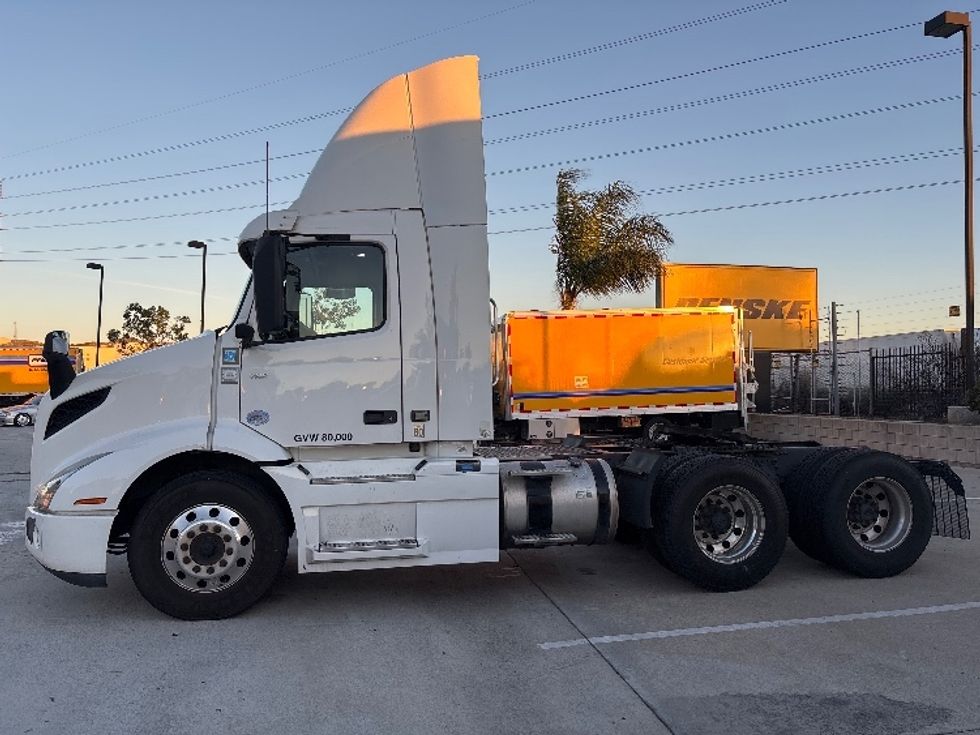 Day Cab Tractor-Heavy Duty Tractors-Volvo-2021-VNR64300-Fontana-CA-498,225\n\t\tmiles-$ 44,000 - Image 3