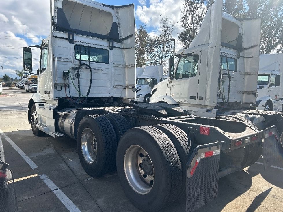 Day Cab Tractor-Heavy Duty Tractors-Volvo-2021-VNR64300-Fontana-CA-498,225\n\t\tmiles-$ 44,000 - Image 4