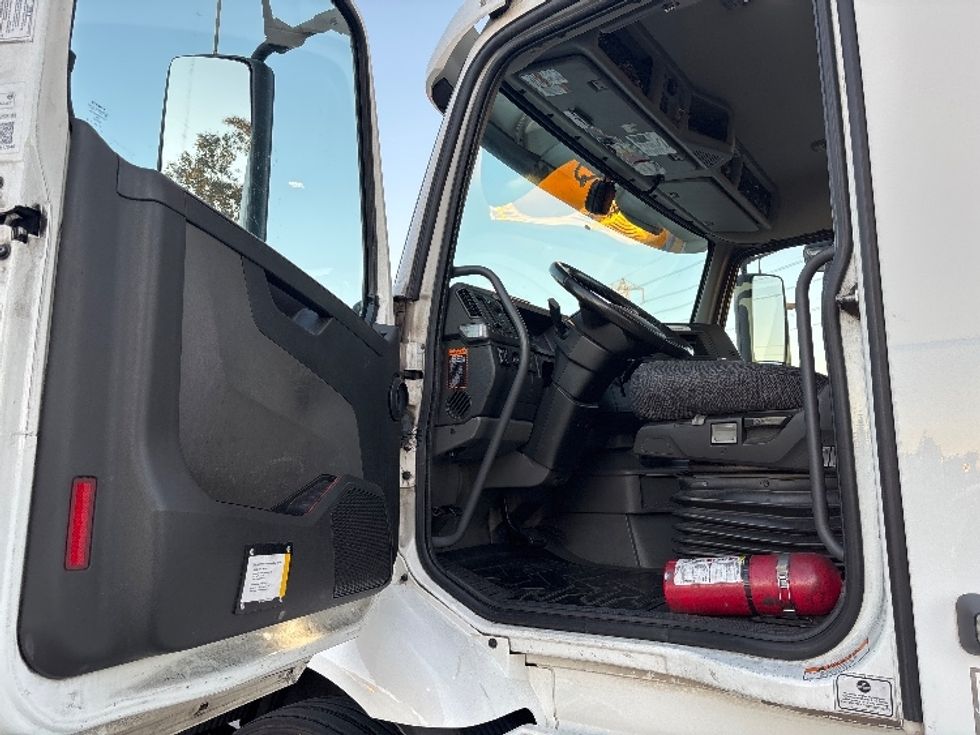 Day Cab Tractor-Heavy Duty Tractors-Volvo-2021-VNR64300-Fontana-CA-498,225\n\t\tmiles-$ 44,000 - Image 8