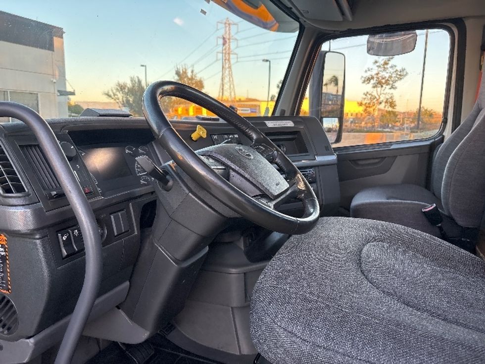Day Cab Tractor-Heavy Duty Tractors-Volvo-2021-VNR64300-Fontana-CA-498,225\n\t\tmiles-$ 44,000 - Image 9