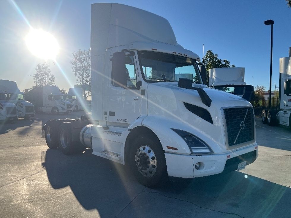 Day Cab Tractor-Heavy Duty Tractors-Volvo-2021-VNR64300-Fontana-CA-499,323\n\t\tmiles-$ 44,500 - Image 1
