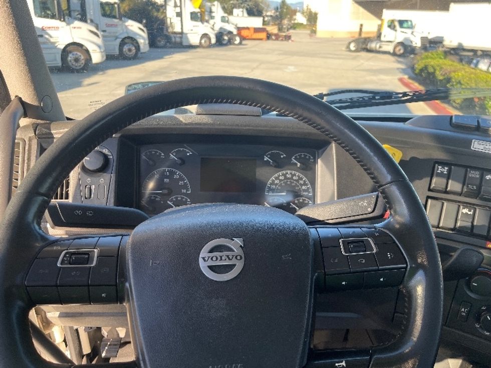 Day Cab Tractor-Heavy Duty Tractors-Volvo-2021-VNR64300-Fontana-CA-499,323\n\t\tmiles-$ 44,500 - Image 11
