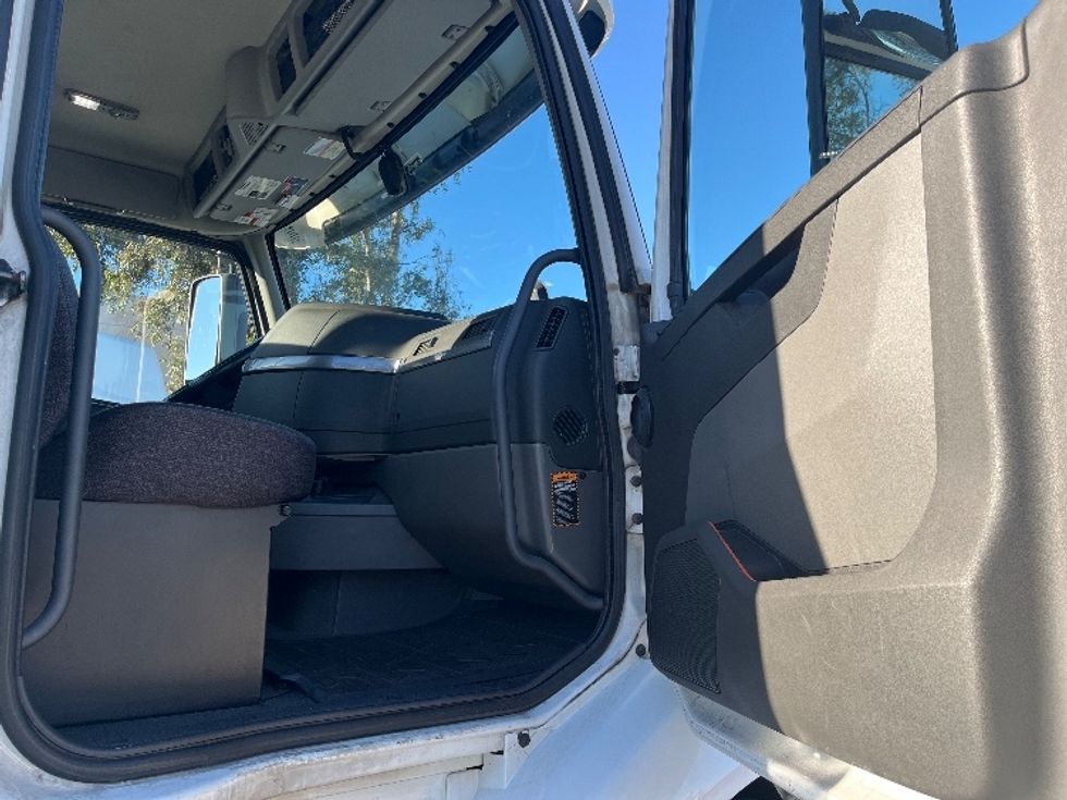 Day Cab Tractor-Heavy Duty Tractors-Volvo-2021-VNR64300-Fontana-CA-499,323\n\t\tmiles-$ 44,500 - Image 12