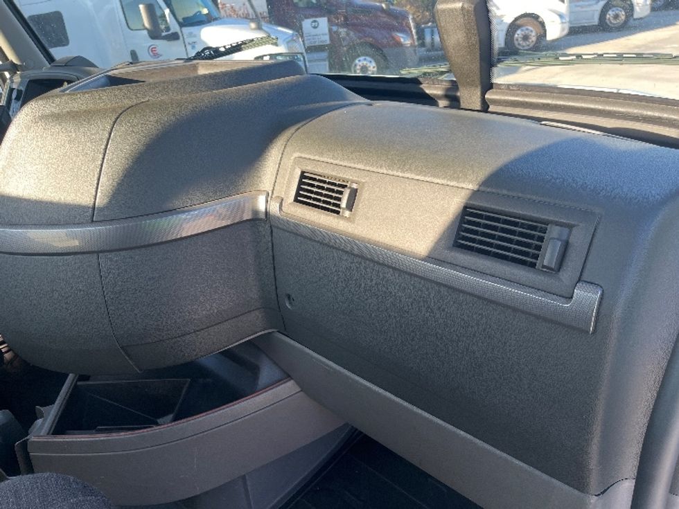 Day Cab Tractor-Heavy Duty Tractors-Volvo-2021-VNR64300-Fontana-CA-499,323\n\t\tmiles-$ 44,500 - Image 13