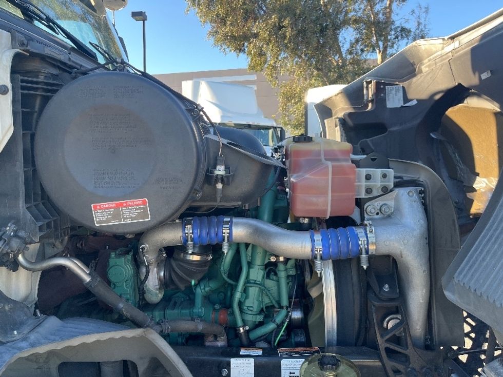Day Cab Tractor-Heavy Duty Tractors-Volvo-2021-VNR64300-Fontana-CA-499,323\n\t\tmiles-$ 44,500 - Image 15