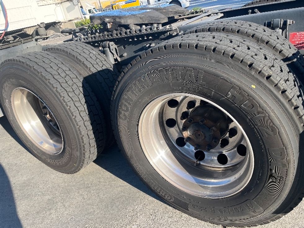 Day Cab Tractor-Heavy Duty Tractors-Volvo-2021-VNR64300-Fontana-CA-499,323\n\t\tmiles-$ 44,500 - Image 17