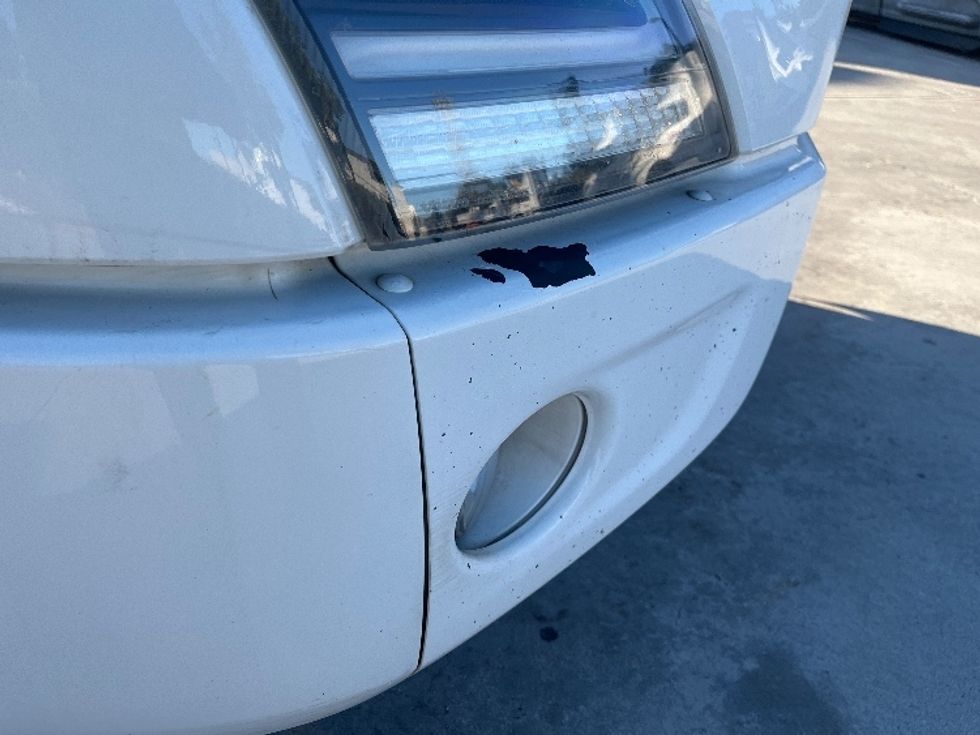 Day Cab Tractor-Heavy Duty Tractors-Volvo-2021-VNR64300-Fontana-CA-499,323\n\t\tmiles-$ 44,500 - Image 19