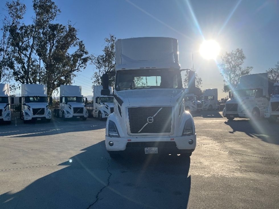 Day Cab Tractor-Heavy Duty Tractors-Volvo-2021-VNR64300-Fontana-CA-499,323\n\t\tmiles-$ 44,500 - Image 2