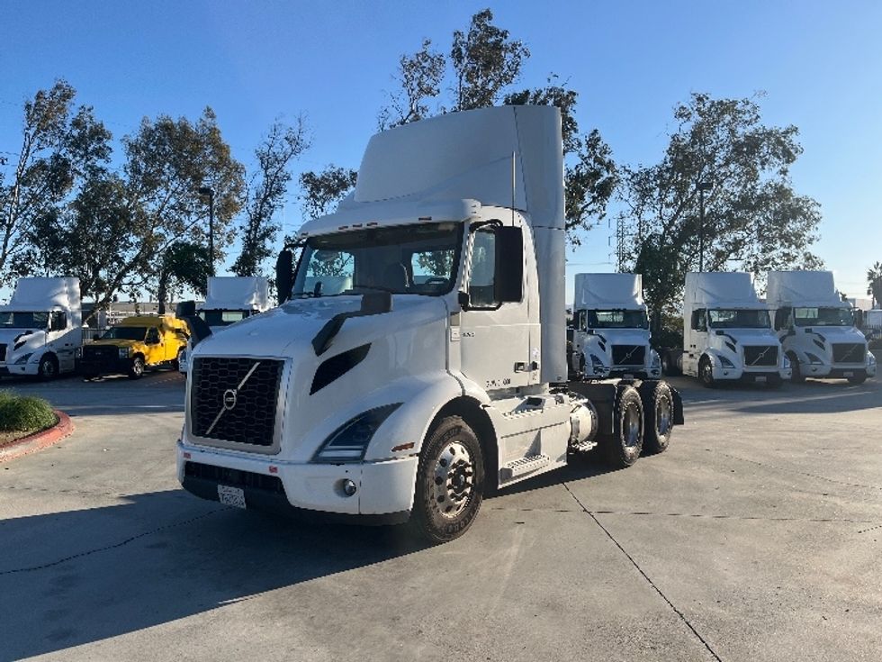 Day Cab Tractor-Heavy Duty Tractors-Volvo-2021-VNR64300-Fontana-CA-499,323\n\t\tmiles-$ 44,500 - Image 3
