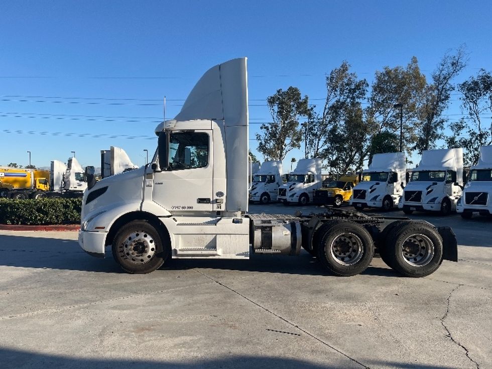 Day Cab Tractor-Heavy Duty Tractors-Volvo-2021-VNR64300-Fontana-CA-499,323\n\t\tmiles-$ 44,500 - Image 4