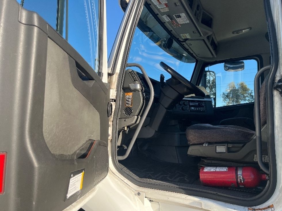Day Cab Tractor-Heavy Duty Tractors-Volvo-2021-VNR64300-Fontana-CA-499,323\n\t\tmiles-$ 44,500 - Image 9