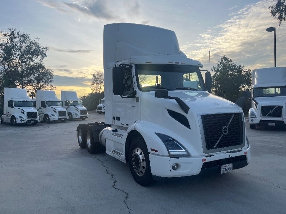 Day Cab Tractor-Heavy Duty Tractors-Volvo-2021-VNR64300-Fontana-CA-508,913\n\t\tmiles-$ 43,500 - Image 1