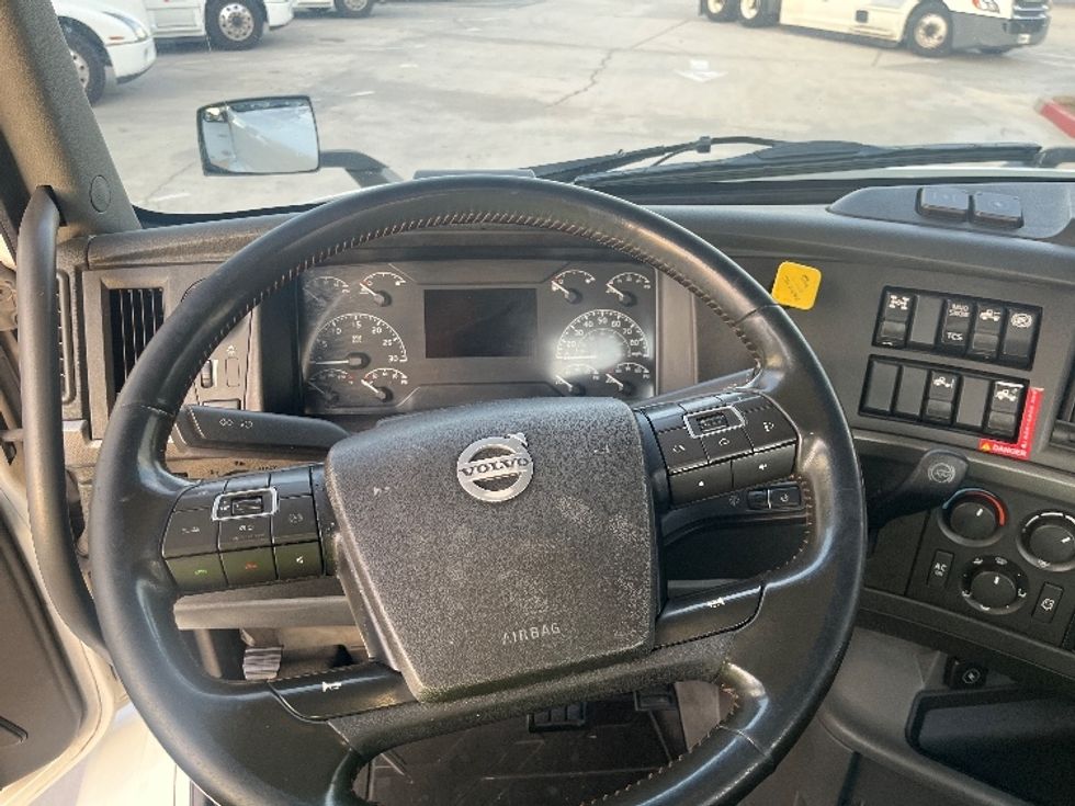 Day Cab Tractor-Heavy Duty Tractors-Volvo-2021-VNR64300-Fontana-CA-508,913\n\t\tmiles-$ 43,500 - Image 11