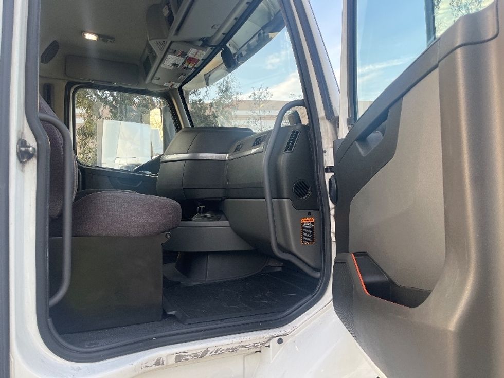 Day Cab Tractor-Heavy Duty Tractors-Volvo-2021-VNR64300-Fontana-CA-508,913\n\t\tmiles-$ 43,500 - Image 12