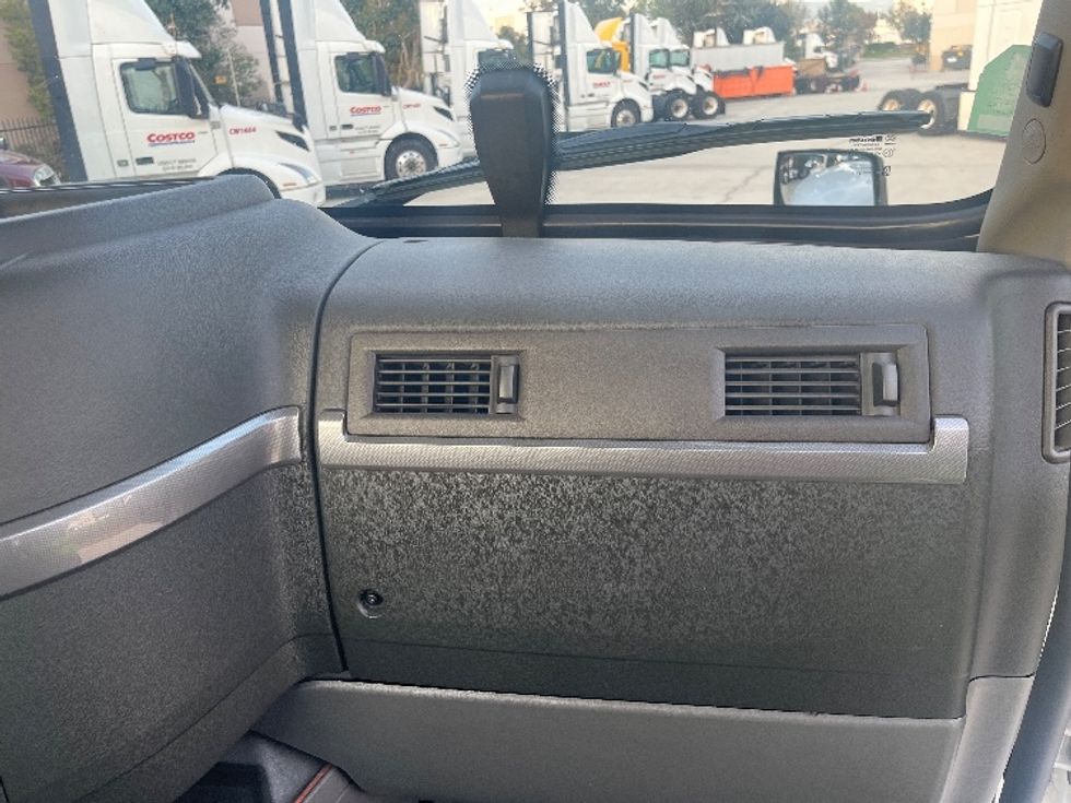 Day Cab Tractor-Heavy Duty Tractors-Volvo-2021-VNR64300-Fontana-CA-508,913\n\t\tmiles-$ 43,500 - Image 13