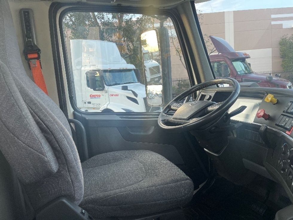 Day Cab Tractor-Heavy Duty Tractors-Volvo-2021-VNR64300-Fontana-CA-508,913\n\t\tmiles-$ 43,500 - Image 14