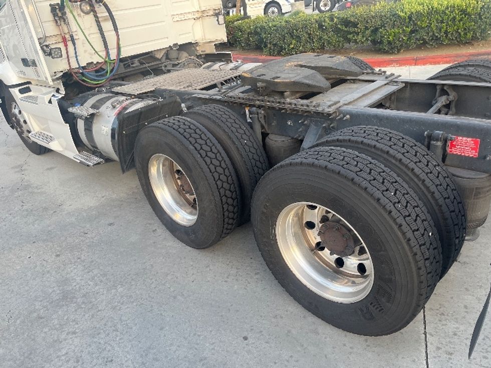 Day Cab Tractor-Heavy Duty Tractors-Volvo-2021-VNR64300-Fontana-CA-508,913\n\t\tmiles-$ 43,500 - Image 18