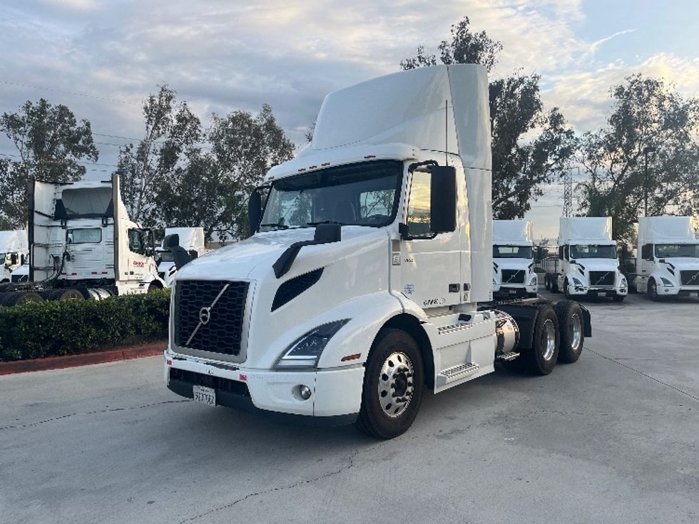 Day Cab Tractor-Heavy Duty Tractors-Volvo-2021-VNR64300-Fontana-CA-508,913\n\t\tmiles-$ 43,500 - Image 3