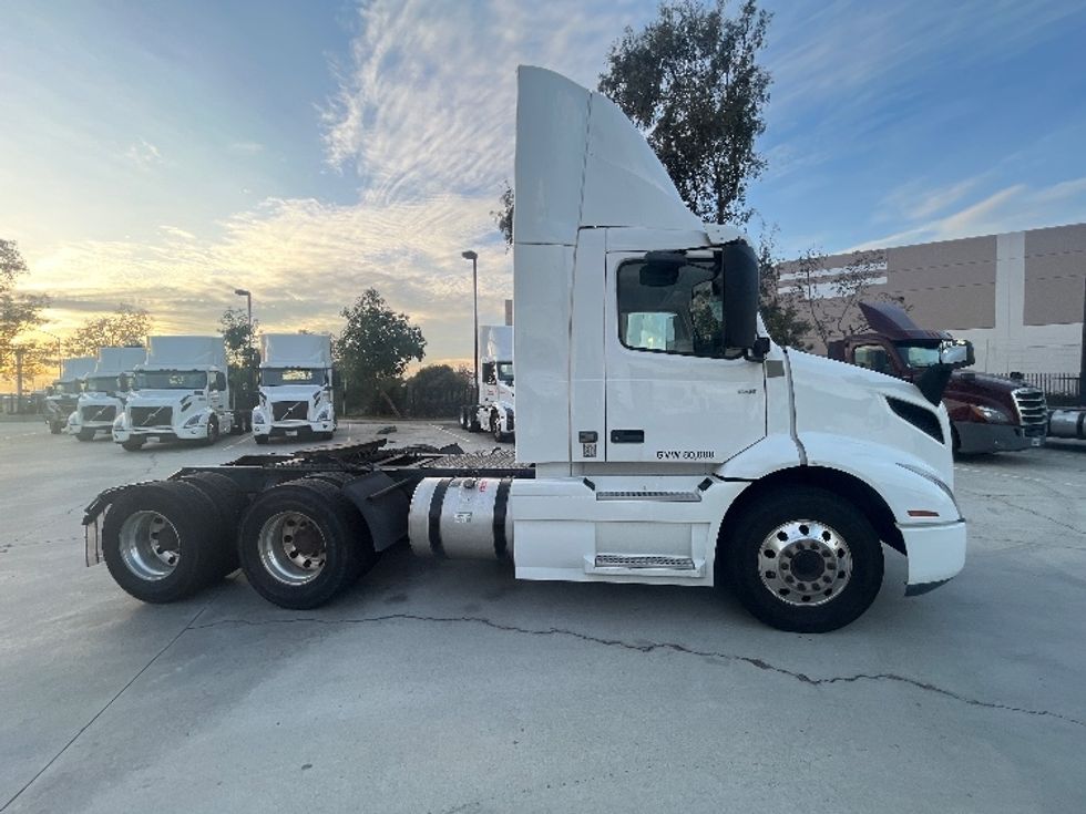 Day Cab Tractor-Heavy Duty Tractors-Volvo-2021-VNR64300-Fontana-CA-508,913\n\t\tmiles-$ 43,500 - Image 8