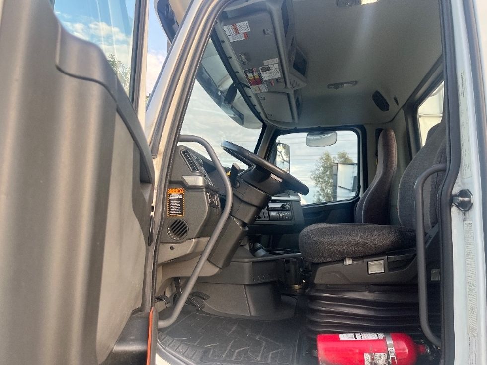 Day Cab Tractor-Heavy Duty Tractors-Volvo-2021-VNR64300-Fontana-CA-508,913\n\t\tmiles-$ 43,500 - Image 9