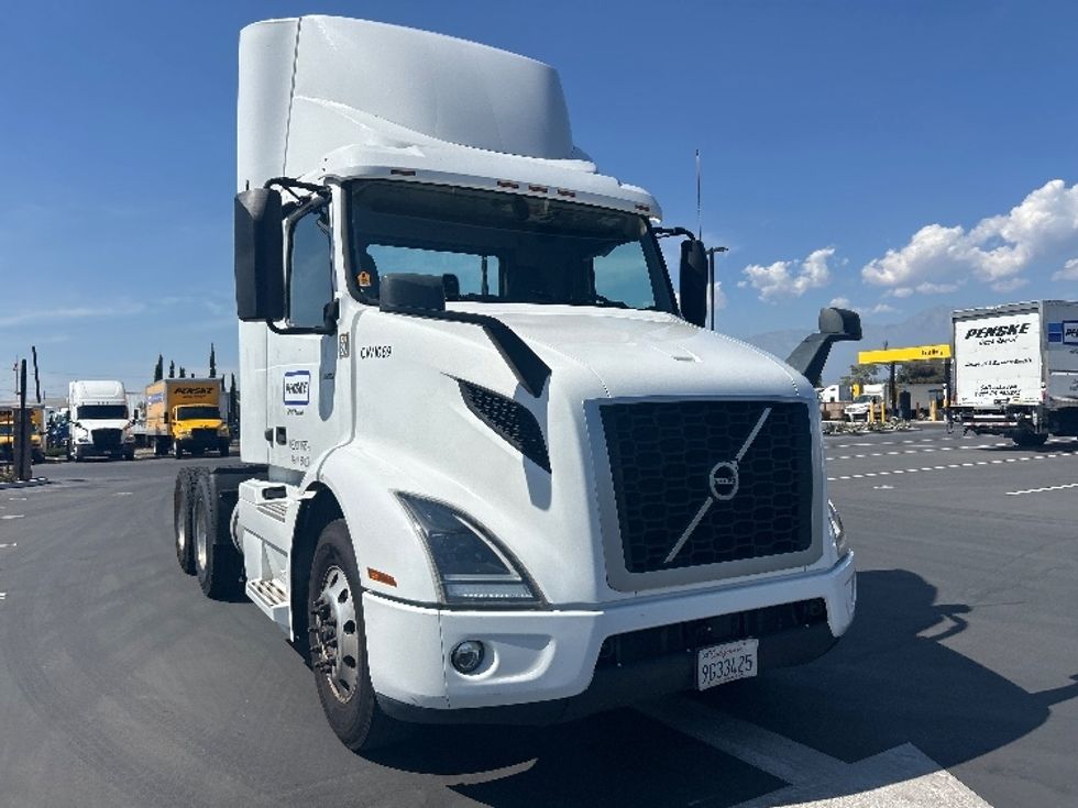 Day Cab Tractor-Heavy Duty Tractors-Volvo-2021-VNR64300-Fontana-CA-510,979\n\t\tmiles-$ 43,000 - Image 1