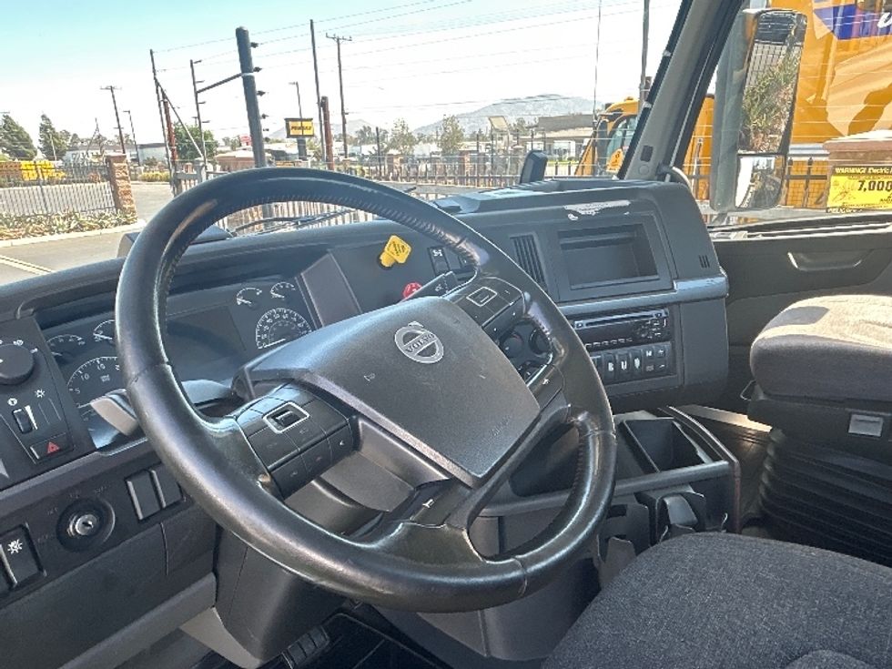Day Cab Tractor-Heavy Duty Tractors-Volvo-2021-VNR64300-Fontana-CA-510,979\n\t\tmiles-$ 43,000 - Image 10