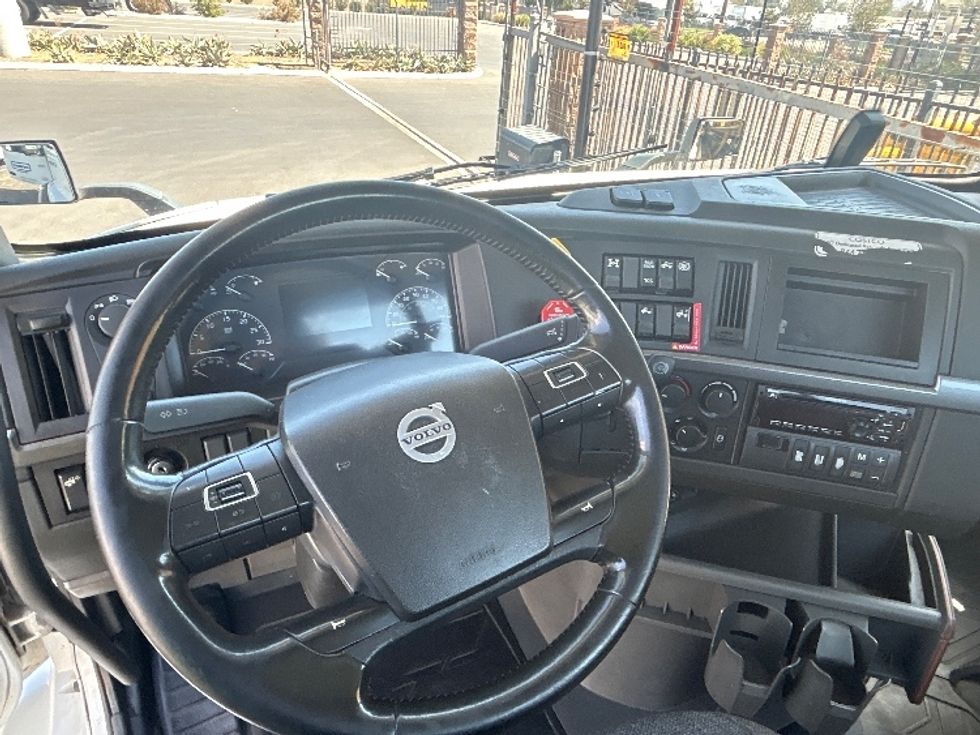 Day Cab Tractor-Heavy Duty Tractors-Volvo-2021-VNR64300-Fontana-CA-510,979\n\t\tmiles-$ 43,000 - Image 11