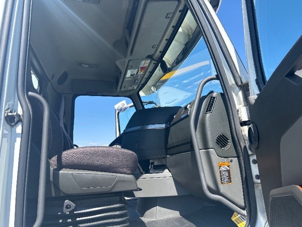 Day Cab Tractor-Heavy Duty Tractors-Volvo-2021-VNR64300-Fontana-CA-510,979\n\t\tmiles-$ 43,000 - Image 12