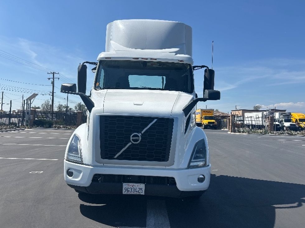 Day Cab Tractor-Heavy Duty Tractors-Volvo-2021-VNR64300-Fontana-CA-510,979\n\t\tmiles-$ 43,000 - Image 2