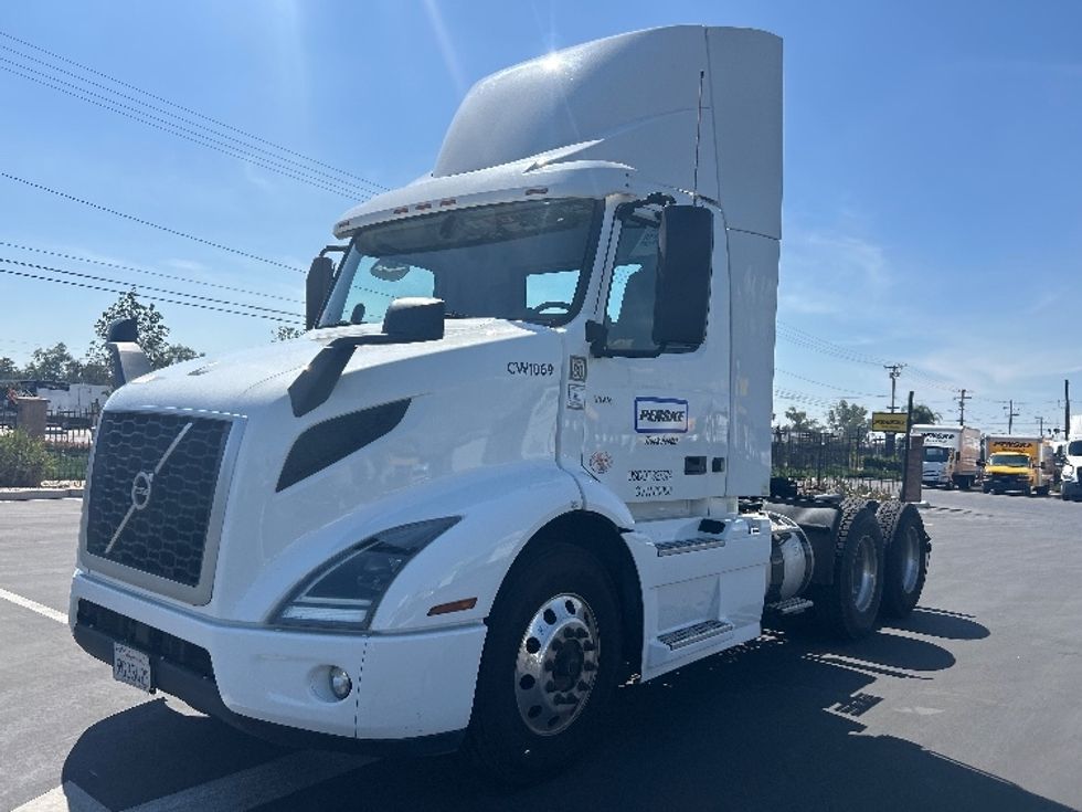 Day Cab Tractor-Heavy Duty Tractors-Volvo-2021-VNR64300-Fontana-CA-510,979\n\t\tmiles-$ 43,000 - Image 3
