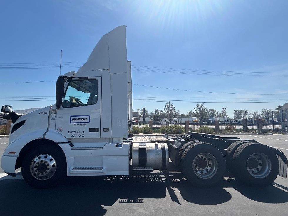 Day Cab Tractor-Heavy Duty Tractors-Volvo-2021-VNR64300-Fontana-CA-510,979\n\t\tmiles-$ 43,000 - Image 4