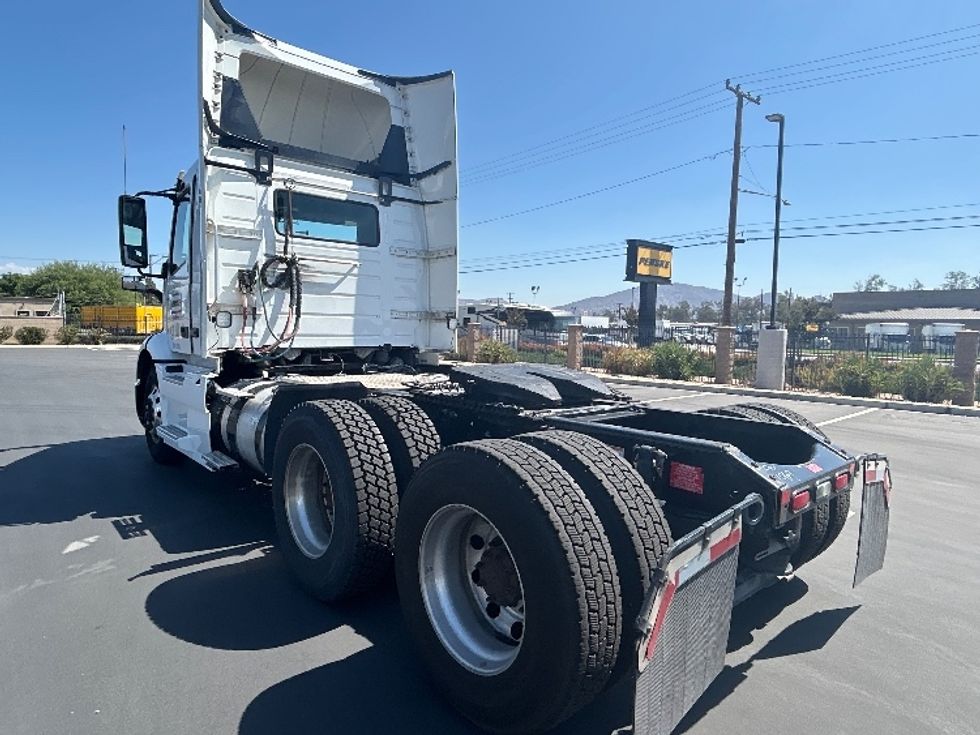 Day Cab Tractor-Heavy Duty Tractors-Volvo-2021-VNR64300-Fontana-CA-510,979\n\t\tmiles-$ 43,000 - Image 5