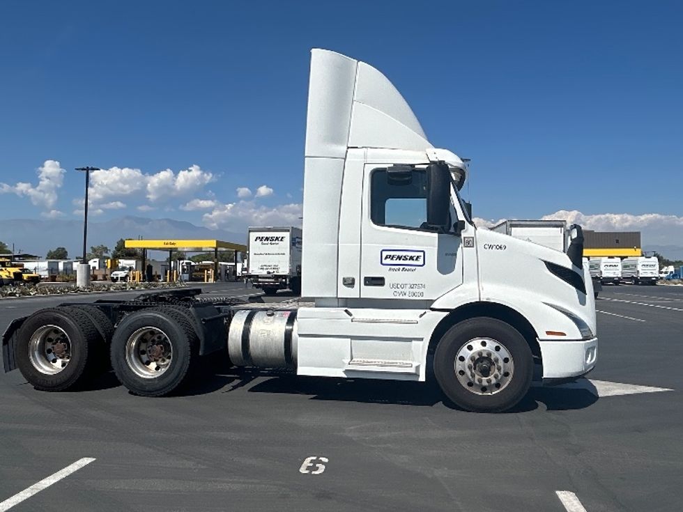 Day Cab Tractor-Heavy Duty Tractors-Volvo-2021-VNR64300-Fontana-CA-510,979\n\t\tmiles-$ 43,000 - Image 8
