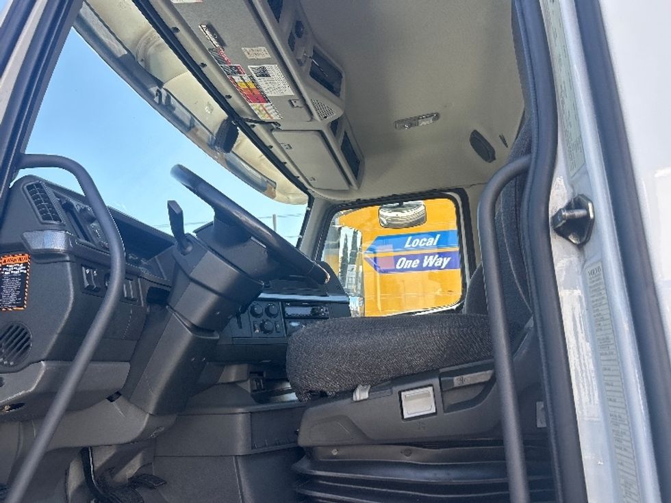 Day Cab Tractor-Heavy Duty Tractors-Volvo-2021-VNR64300-Fontana-CA-510,979\n\t\tmiles-$ 43,000 - Image 9