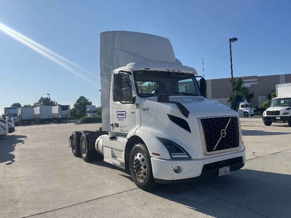 Day Cab Tractor-Heavy Duty Tractors-Volvo-2021-VNR64300-Fontana-CA-516,118\n\t\tmiles-$ 42,500 - Image 1
