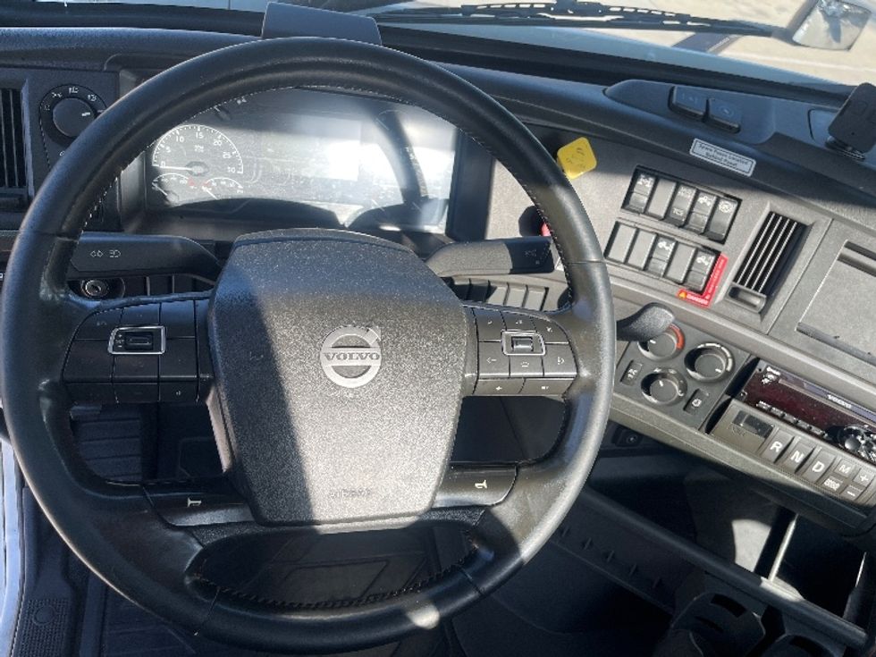 Day Cab Tractor-Heavy Duty Tractors-Volvo-2021-VNR64300-Fontana-CA-516,118\n\t\tmiles-$ 42,500 - Image 11