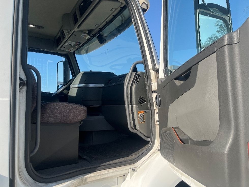 Day Cab Tractor-Heavy Duty Tractors-Volvo-2021-VNR64300-Fontana-CA-516,118\n\t\tmiles-$ 42,500 - Image 12