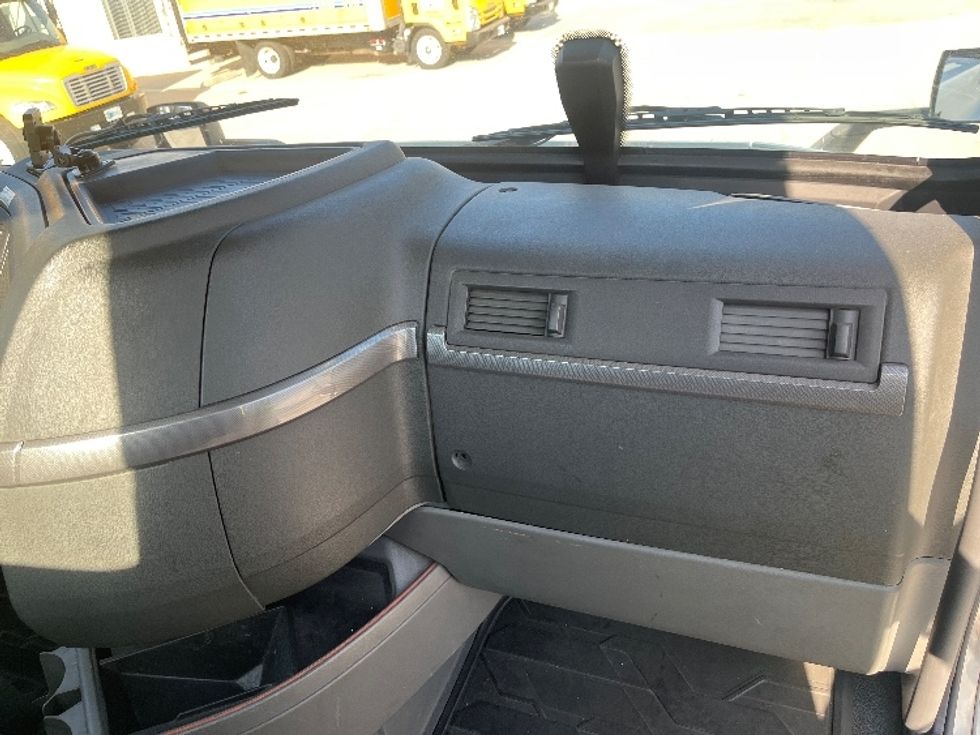 Day Cab Tractor-Heavy Duty Tractors-Volvo-2021-VNR64300-Fontana-CA-516,118\n\t\tmiles-$ 42,500 - Image 13