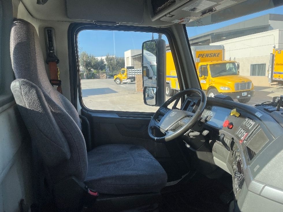 Day Cab Tractor-Heavy Duty Tractors-Volvo-2021-VNR64300-Fontana-CA-516,118\n\t\tmiles-$ 42,500 - Image 14