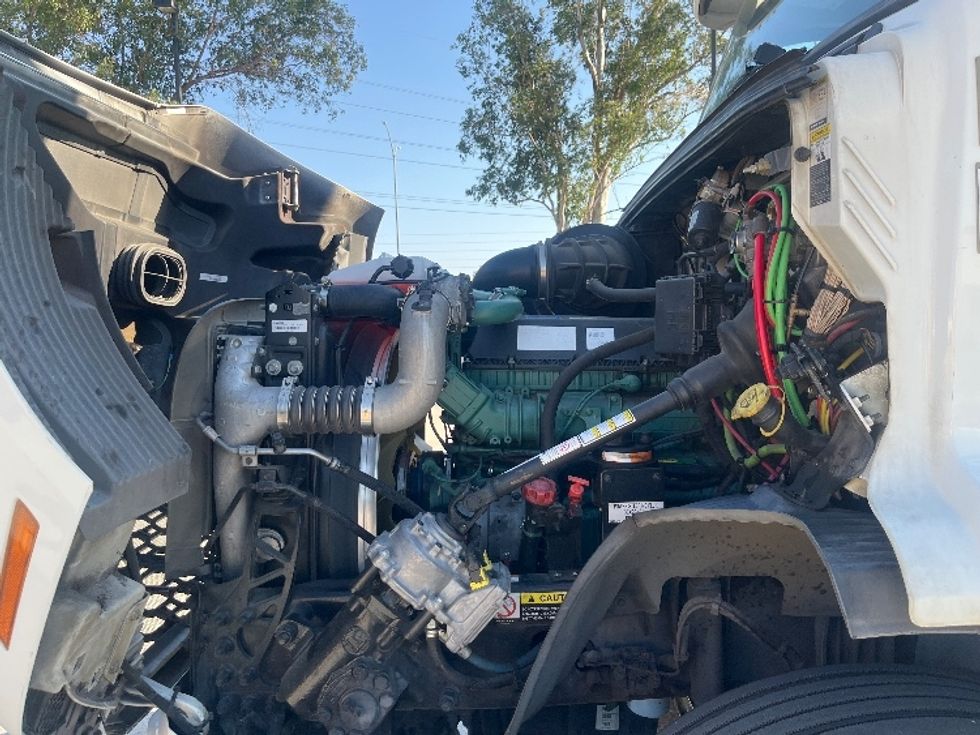 Day Cab Tractor-Heavy Duty Tractors-Volvo-2021-VNR64300-Fontana-CA-516,118\n\t\tmiles-$ 42,500 - Image 16