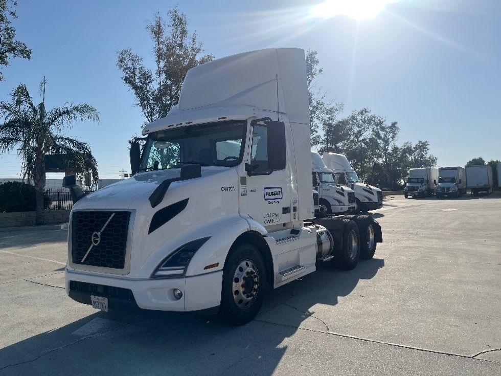 Day Cab Tractor-Heavy Duty Tractors-Volvo-2021-VNR64300-Fontana-CA-516,118\n\t\tmiles-$ 42,500 - Image 3