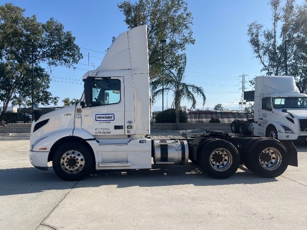 Day Cab Tractor-Heavy Duty Tractors-Volvo-2021-VNR64300-Fontana-CA-516,118\n\t\tmiles-$ 42,500 - Image 4