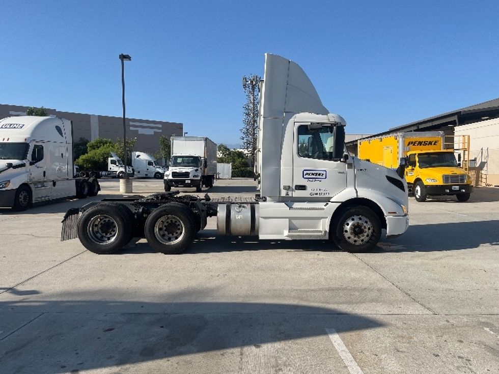 Day Cab Tractor-Heavy Duty Tractors-Volvo-2021-VNR64300-Fontana-CA-516,118\n\t\tmiles-$ 42,500 - Image 8