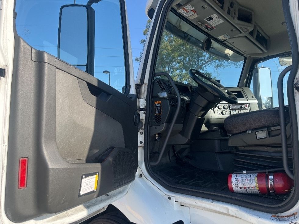 Day Cab Tractor-Heavy Duty Tractors-Volvo-2021-VNR64300-Fontana-CA-516,118\n\t\tmiles-$ 42,500 - Image 9