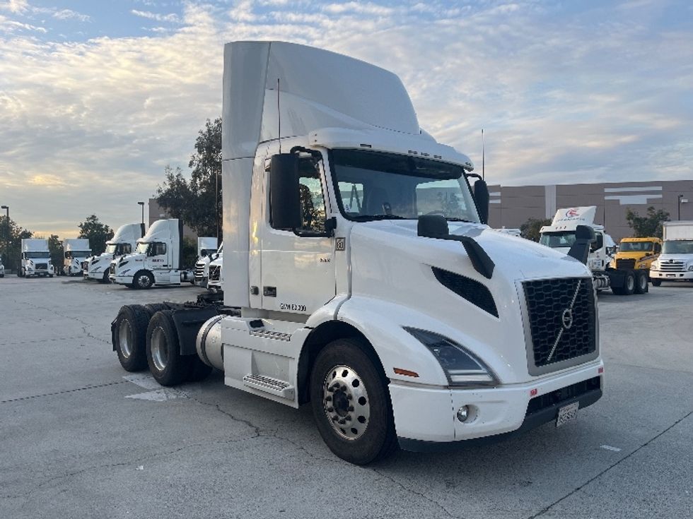 Day Cab Tractor-Heavy Duty Tractors-Volvo-2021-VNR64300-Fontana-CA-519,127\n\t\tmiles-$ 41,000 - Image 1