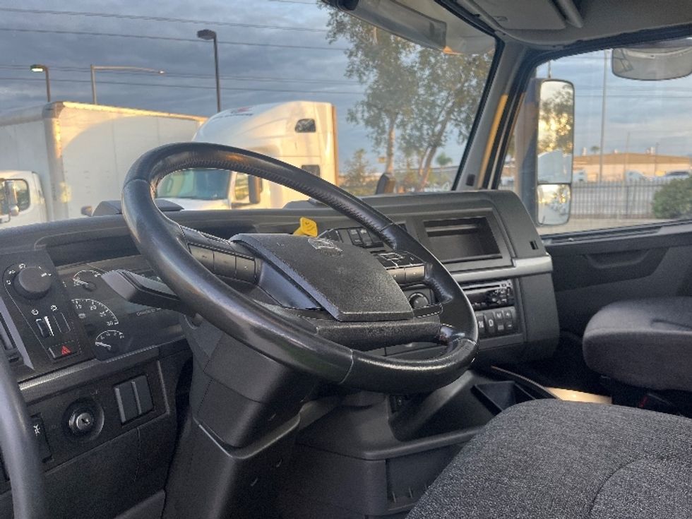 Day Cab Tractor-Heavy Duty Tractors-Volvo-2021-VNR64300-Fontana-CA-519,127\n\t\tmiles-$ 41,000 - Image 10