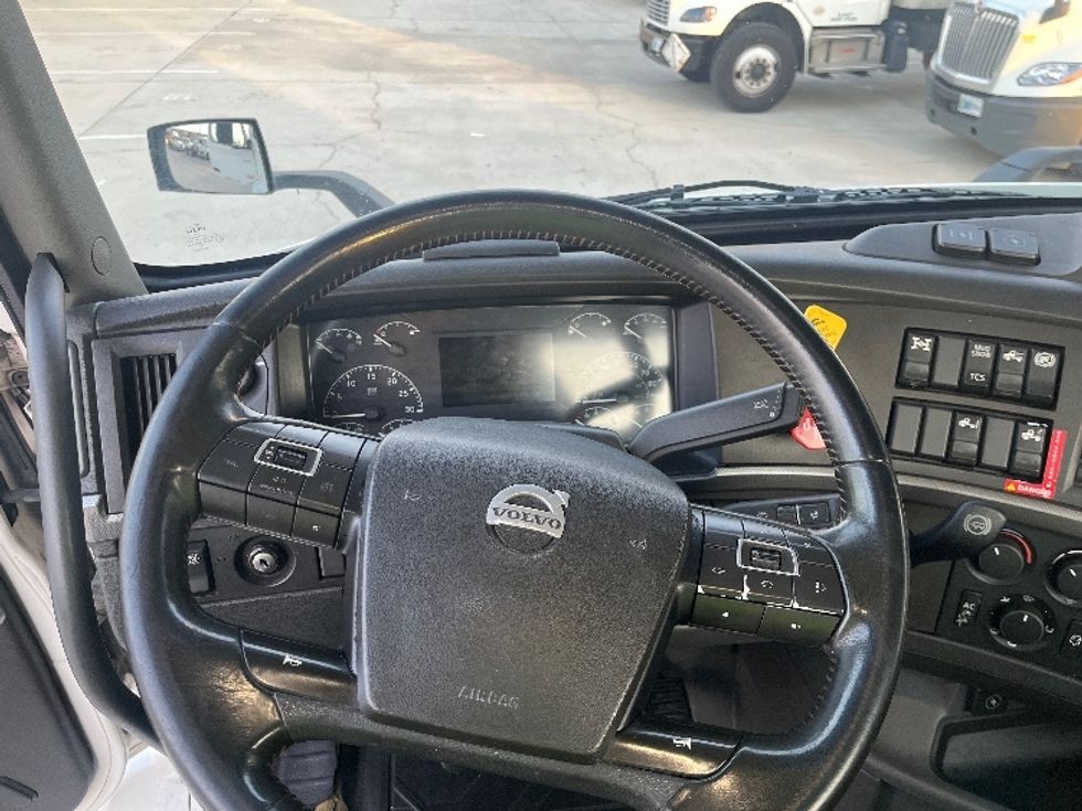 Day Cab Tractor-Heavy Duty Tractors-Volvo-2021-VNR64300-Fontana-CA-519,127\n\t\tmiles-$ 41,000 - Image 11